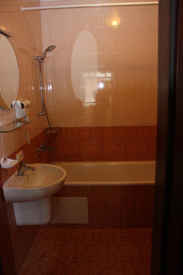 Hotel Gostynnyi Dvir Bucha Quarto foto