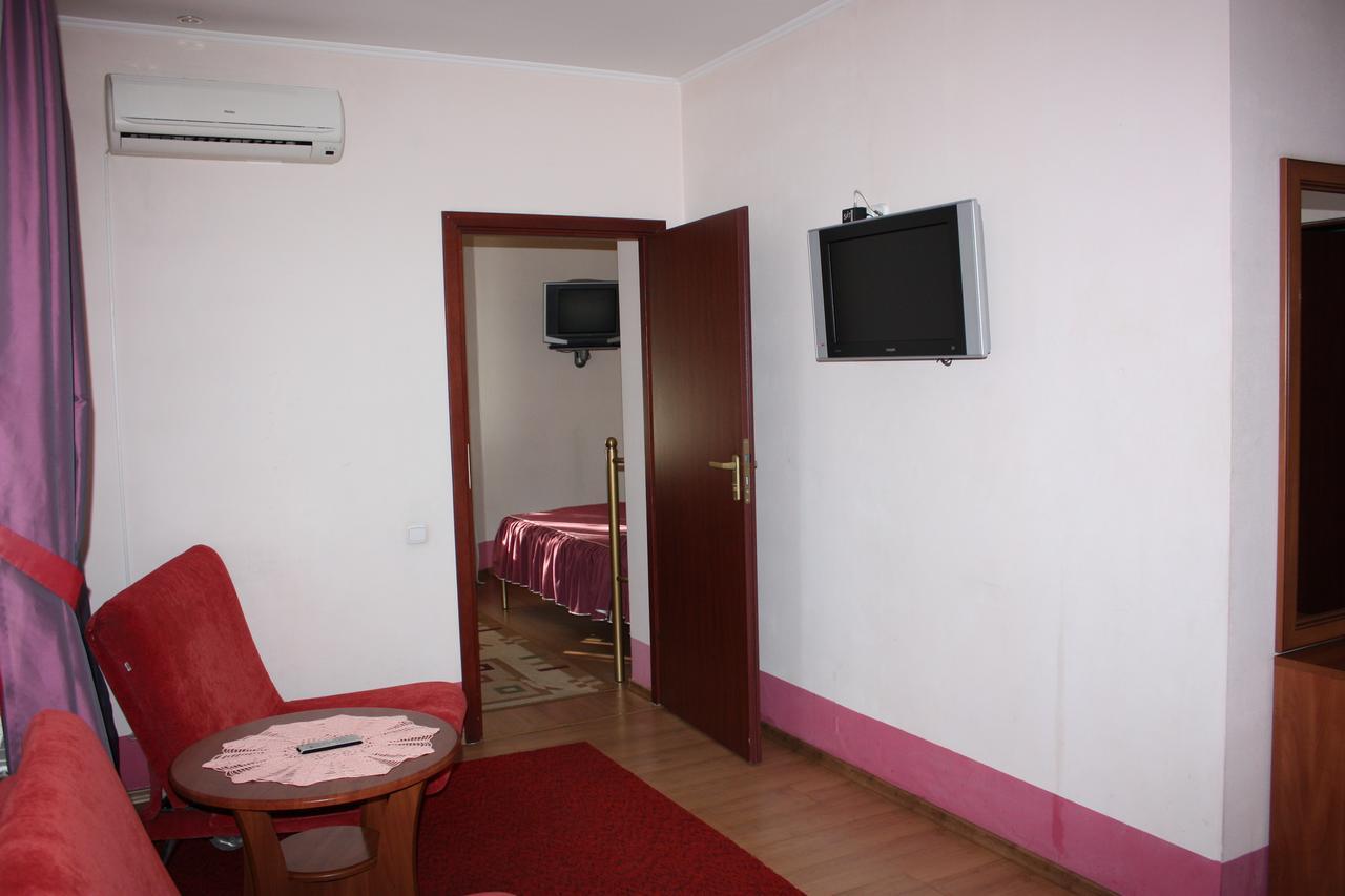 Hotel Gostynnyi Dvir Bucha Quarto foto