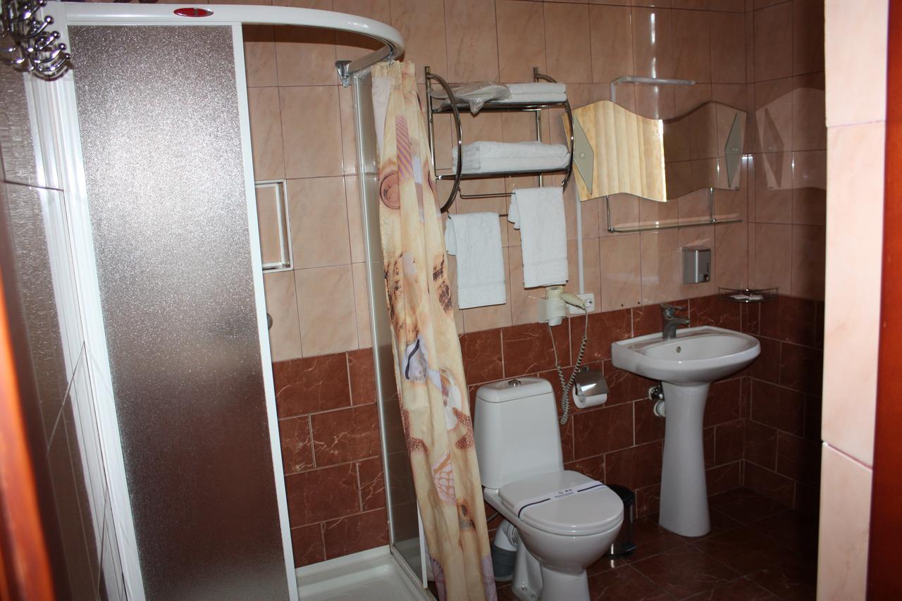 Hotel Gostynnyi Dvir Bucha Quarto foto